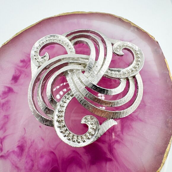 Vintage Monet Swirl Filigree Brooch Textured Elegance Glamour Timeless Retro - Picture 2 of 7